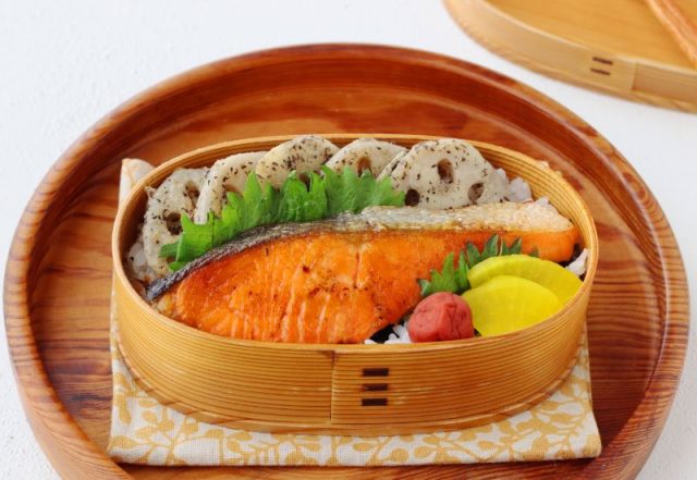 「鮭の照り焼き」「れんこんのゆかり焼き」2品弁当