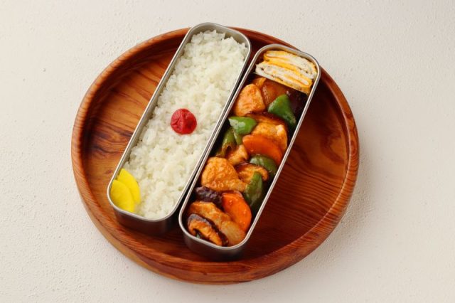 「酢豚」「両面目玉焼き」2品弁当