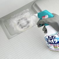 風呂場の排水口に泡ハイターをかける