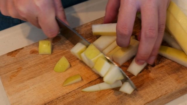 大根を切る