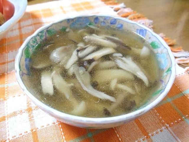具だくさんキノコのコンソメスープ
