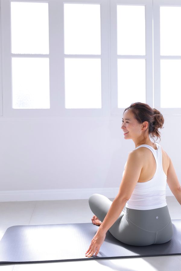 ストレッチをする女性