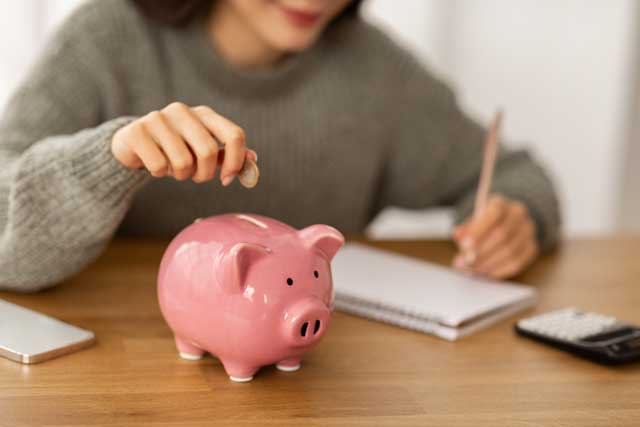 節約のイメージ　貯金箱