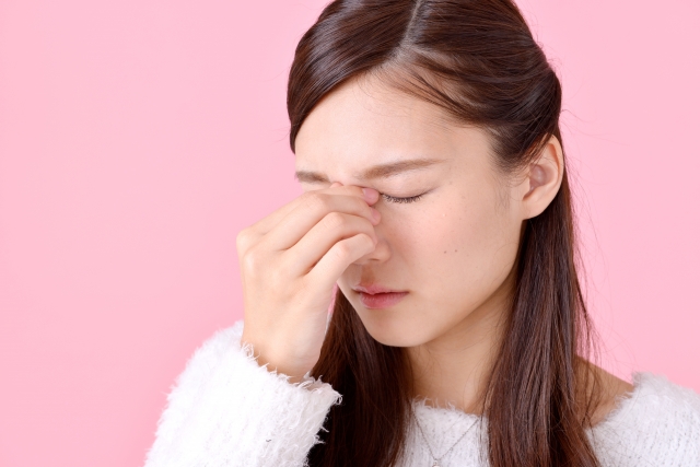 目元をおさえる女性