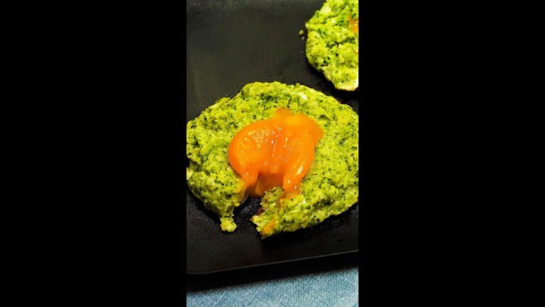 【ブロッコリーが主役！】朝ごはんに最高！大満足なブロッコリーパンケーキ with とろ〜り卵 / Broccoli Pancakes with Egg #Shorts