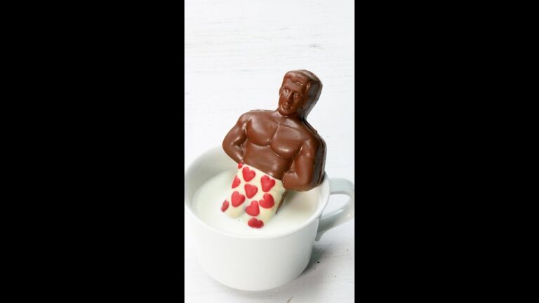 【絶対にマネして下さい♡】「もう普通のチョコには戻れない」家族全員が笑い転げるレシピ！ホットチョコレートマシュマロ！！ / Hot Chocolate Man #shorts