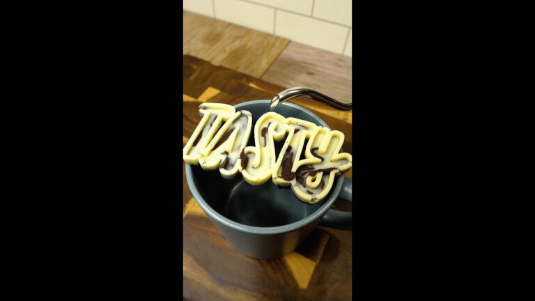 【チョコを入れて素敵なカフェタイム】「味の深みが違う」「試さなきゃ損！」いつものコーヒーを格上げ！チョコレートコーヒー / Chocolate Coffee #Shorts