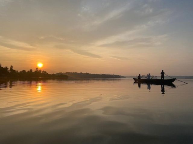 南インド・ムンロー島での朝日