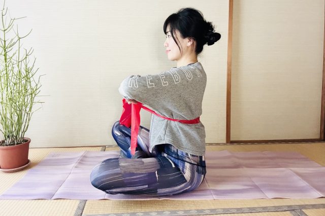 胸式呼吸を行う女性