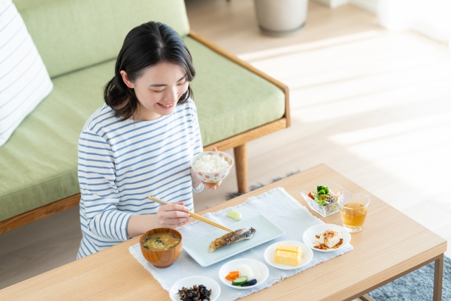 朝食を食べる女性