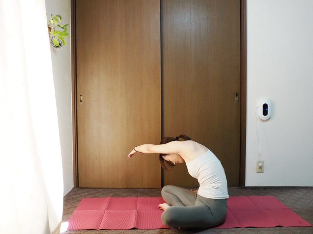 背中の緊張を緩めるストレッチ