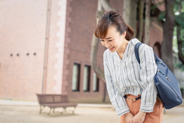 お辞儀する女性