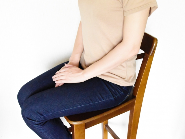 椅子　座る　女性