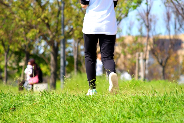 ジョギングする人