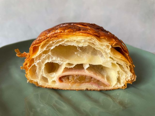 炒め玉ねぎとハムのクロワッサン