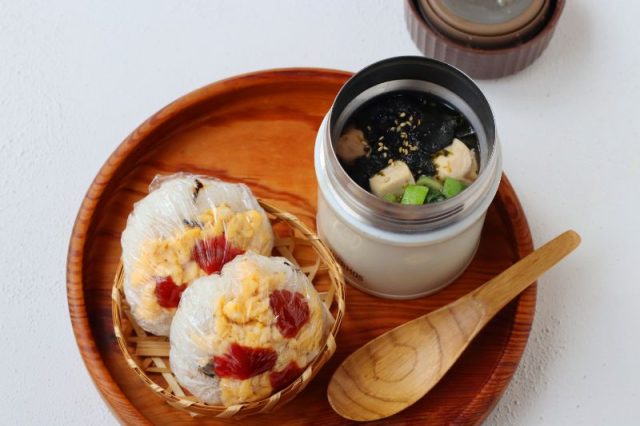 「海苔とわかめのささみスープ」「梅たまおにぎり」2品弁当