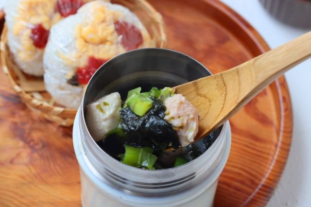 「海苔とわかめのささみスープ」「梅たまおにぎり」2品弁当
