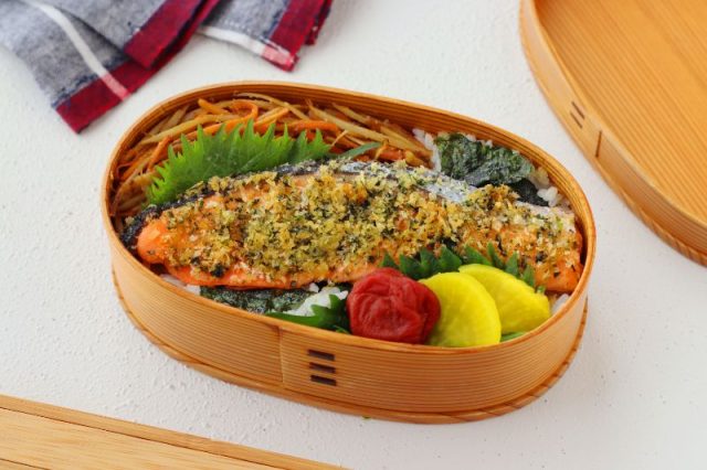 「塩鮭の磯辺焼き」「キンピラごぼう」2品弁当
