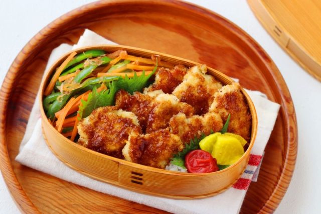 「ヘルシーささみフライ」「野菜のおかか和え」2品弁当
