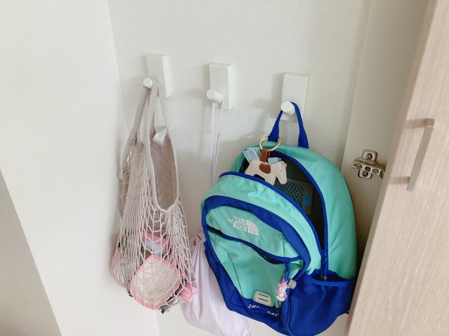 壁面フックにかけたカバンや小物