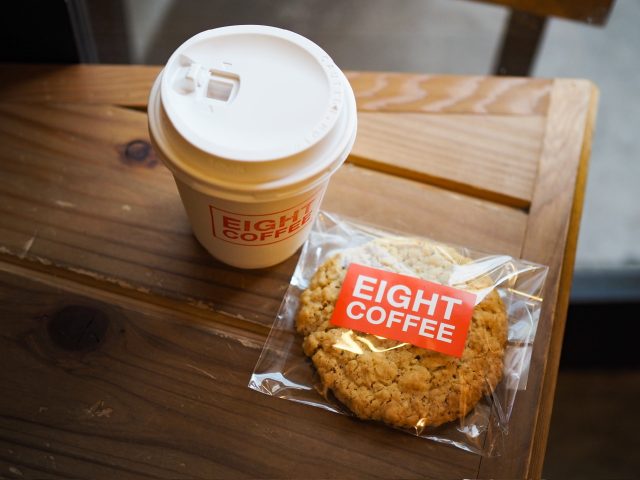 EIGHT COFFEE ピーナッツクッキー　オーツミルクラテ