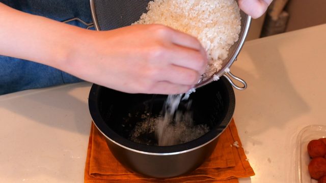 お米を研ぐ