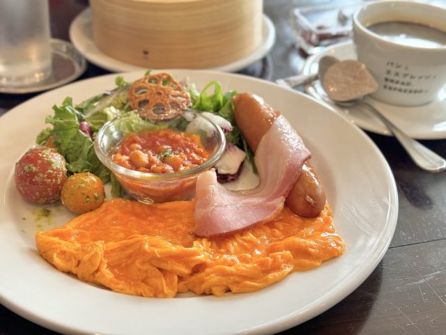 スクランブルエッグやソーセージ