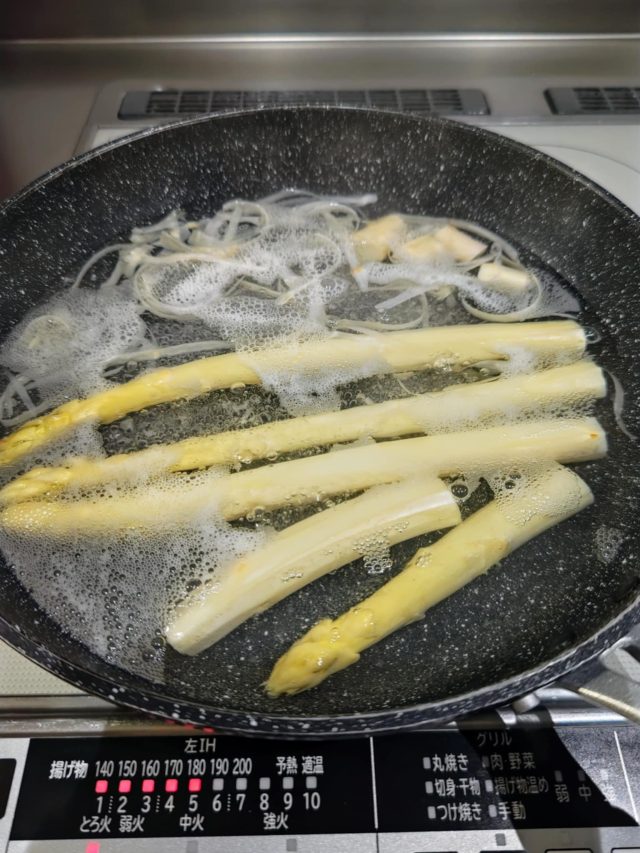 フライパンの中のホワイトアスパラガス