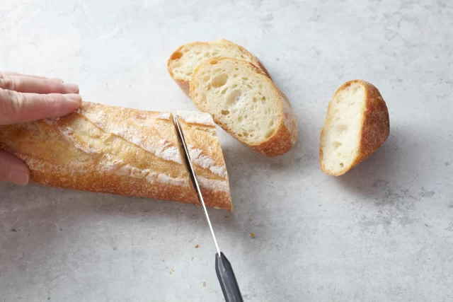 アルコスナイフでパンをカット