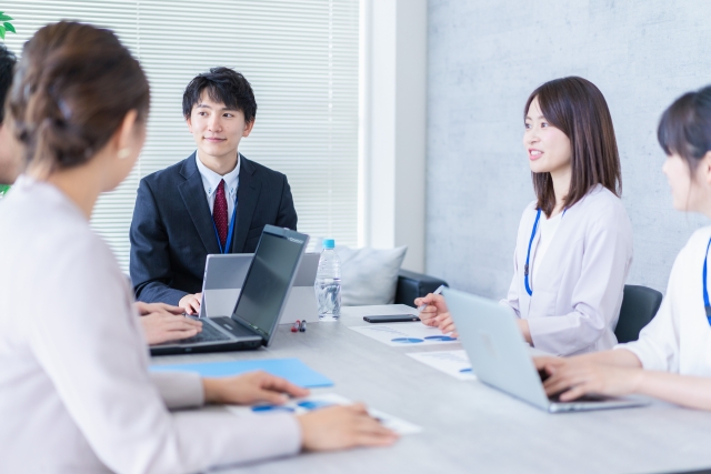会議をする人々