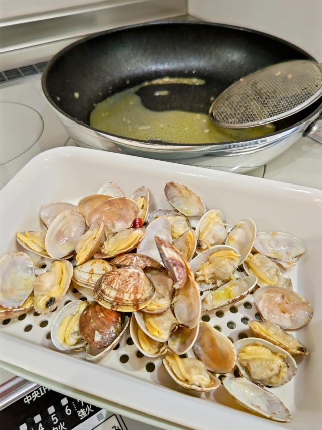 あさりを一度フライパンからあげる