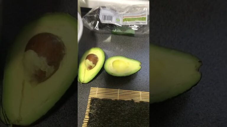 Simple avocado sushi rolls recipe#sushi #recipe #avocado #easyrecipe