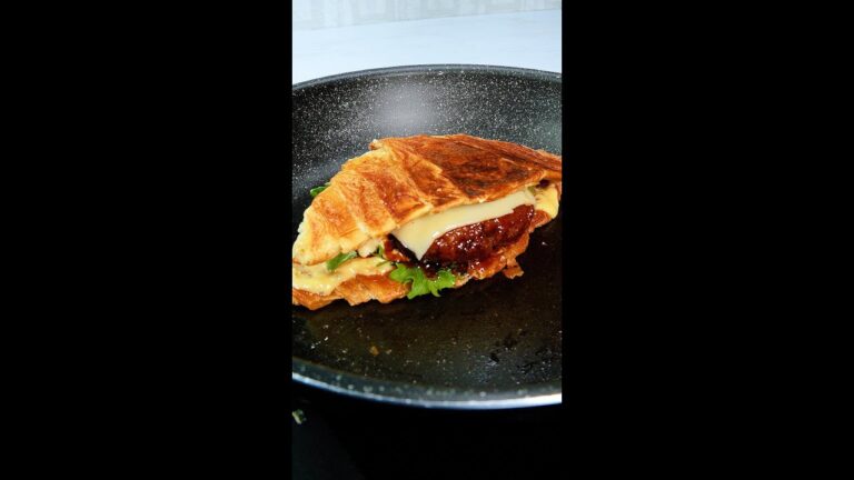 【クロワッサンを100倍旨く食べる方法♡】「つぶして焼くだけで絶品！」家族が大満足する簡単パンレシピ / Smash Croissant Burger