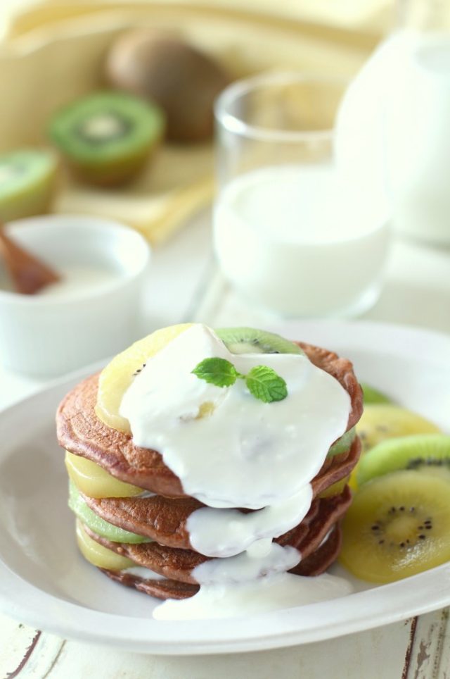 完熟キウイのヨーグルトソースココアパンケーキ