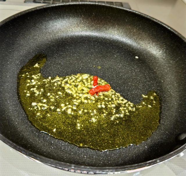 フライパンにオリーブオイルと唐辛子