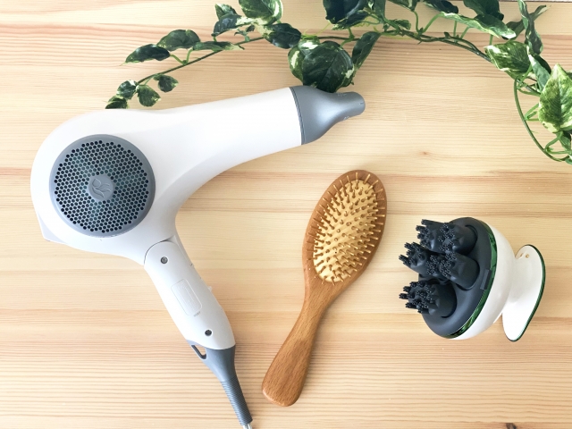 ドライヤーとヘアブラシとヘッドマッサージャー