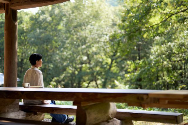 森を眺める鈴木さん
