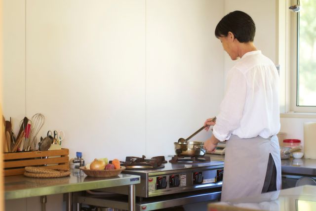 キッチンに立つ鈴木さん
