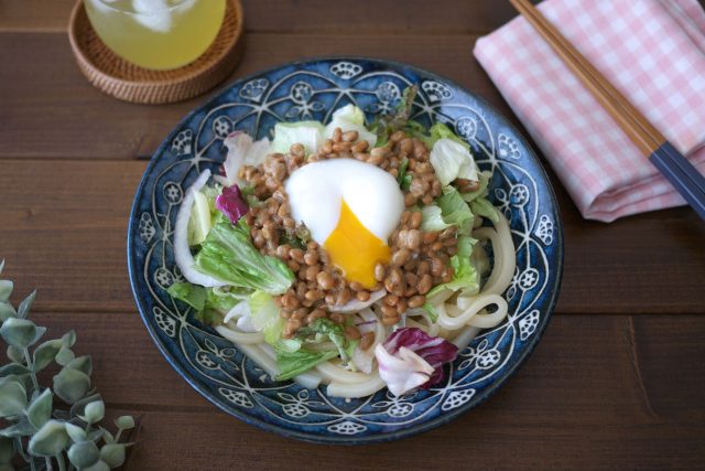 納豆と温玉のサラダうどん