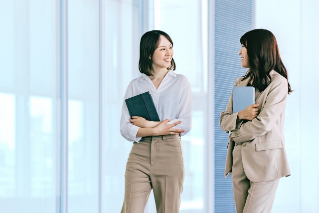 同僚　女性　働く女性