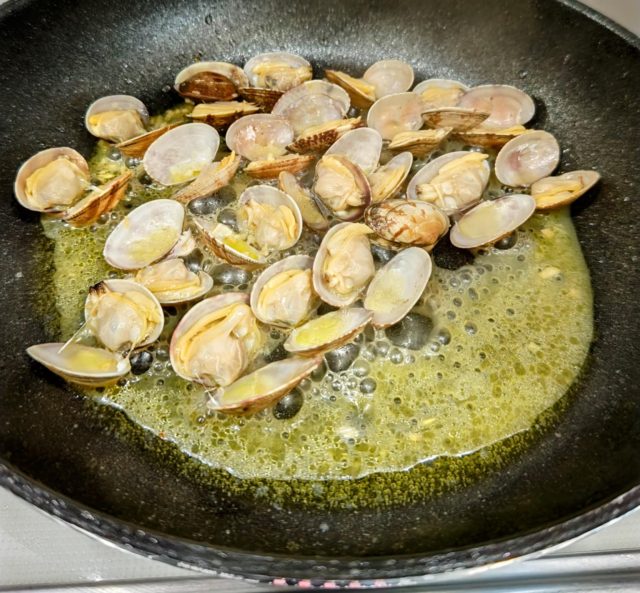 フライパンに入れたあさり