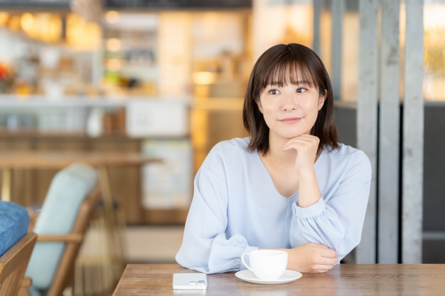 cafeで悩む女性