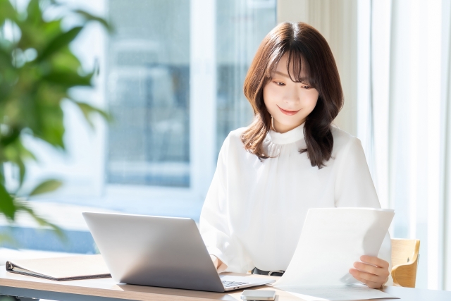 資料を確認する女性