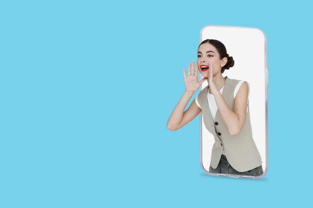 呼びかける女性