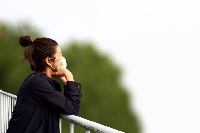 ぼんやりする女性