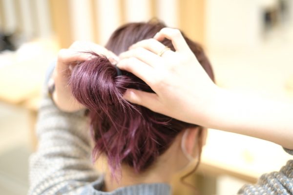 寝癖のままでOKの簡単こなれヘアアレンジ