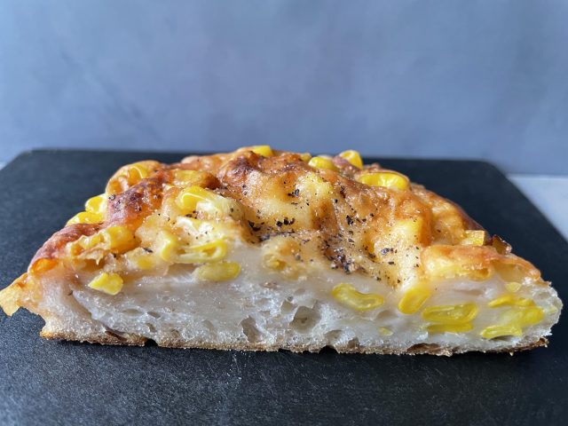 コーンとチーズのフォカッチャ断面