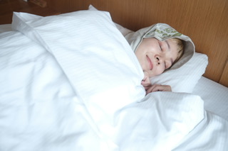 ナイトキャップをかぶって寝る女性