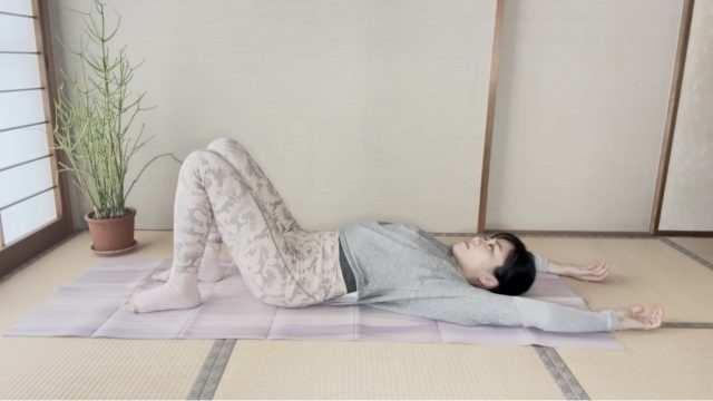 背骨をほぐしてゆるめるピラティス「ヒップ・ロールズ」