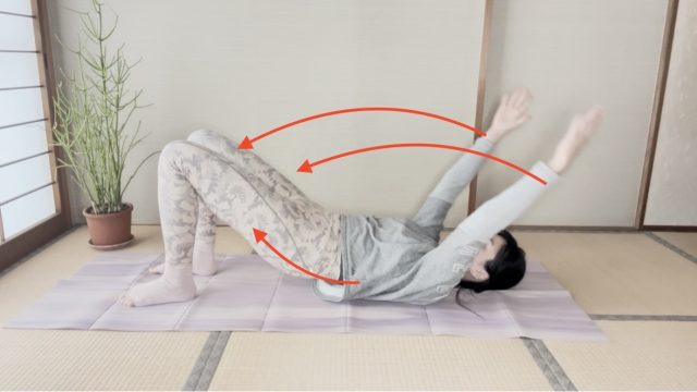 背骨をほぐしてゆるめるピラティス「ヒップ・ロールズ」